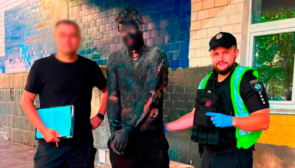 Поліція працювала п’ять годин: злочинець стрибнув у бочку з бітумом, аби сховатися в темряві.