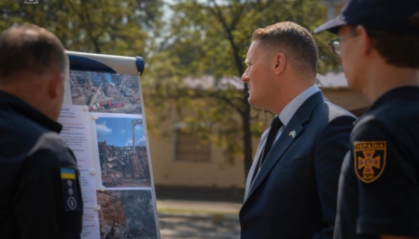 Очільник оборонного відомства Великої Британії Грант Шеппс побував у Києві, оглядаючи наслідки російських атак.