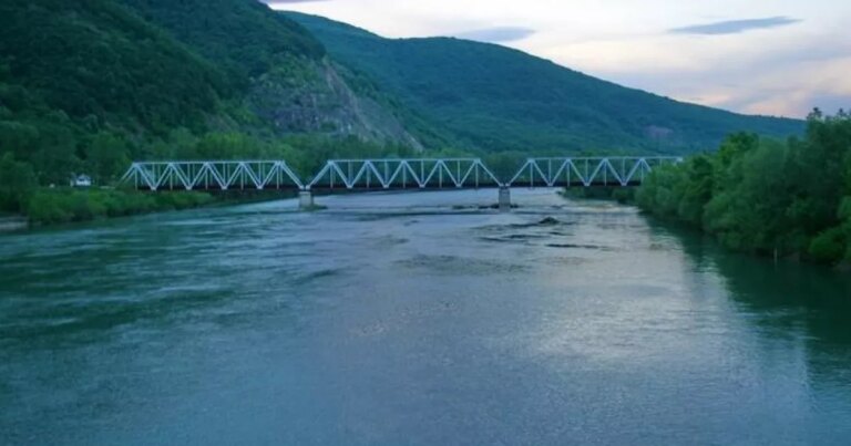 На Хустщині змінено русло річки Тиса із застосуванням спецтехніки. 2