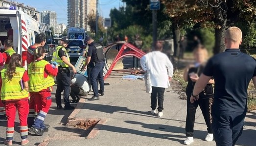 Двоє загиблих і четверо постраждалих: у Києві автомобіль зіткнувся з маршруткою та в’їхав у зупинку