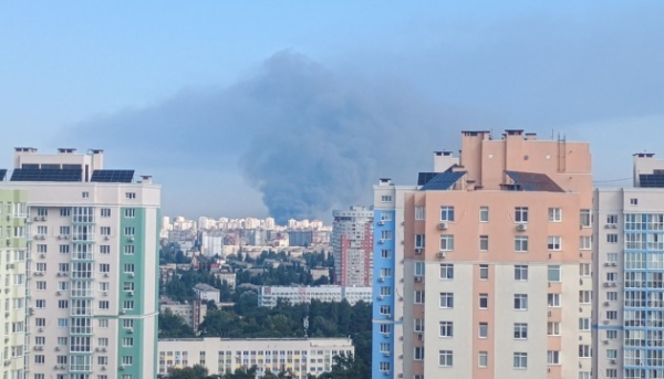 Внаслідок удару ворожих дронів зайнялися сховища у населеному пункті біля Києва