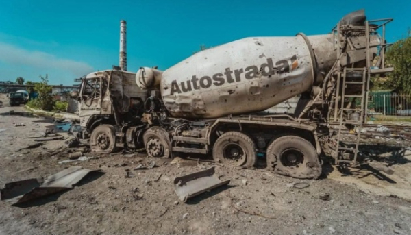 Вночі російські війська завдали удару по базі компанії “Автострада” в Києві, внаслідок чого двоє співробітників загинули, ще один зазнав поранень.