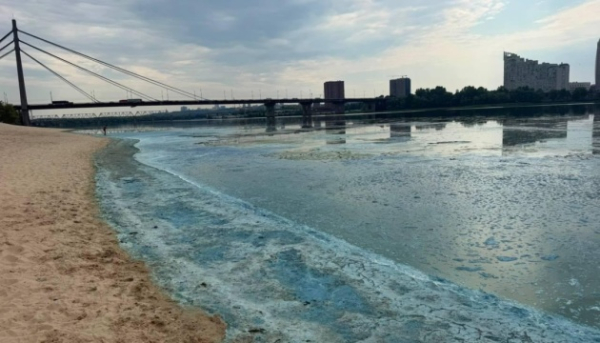 Столичні екологи пояснили причини зміни кольору води та появи піни у Дніпрі