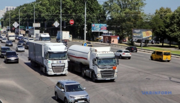 У Києві через спеку обмежили рух вантажівок