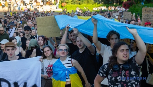 Масштабна хода на підтримку діалогу та реформ в оборонній сфері відбулася у Києві