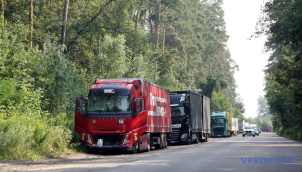 У столиці через високу температуру повітря запровадили обмеження для великовантажного транспорту.