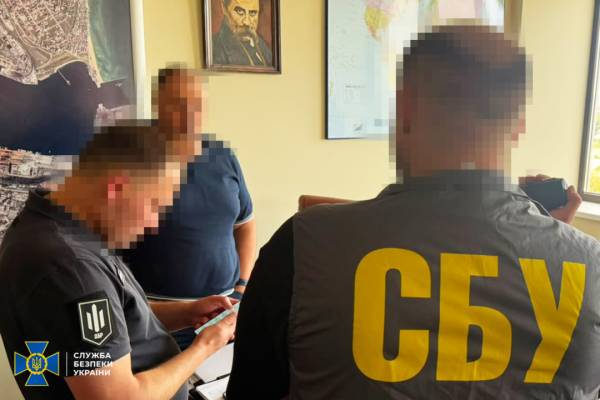 Модернізація порту «Чорноморськ»: затримали службовця АМПУ, який вимагав 500 тисяч гривень неправомірної вигоди 9 Модернізація порту «Чорноморськ»: затримали службовця АМПУ, який вимагав 500 тисяч гривень неправомірної вигоди 9