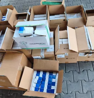 На КПП «Дякове» у вантажівці з гуманітарною допомогою виявили незадекларовані ліки на 700 тисяч. Фото: Закарпатська митниця / Facebook
