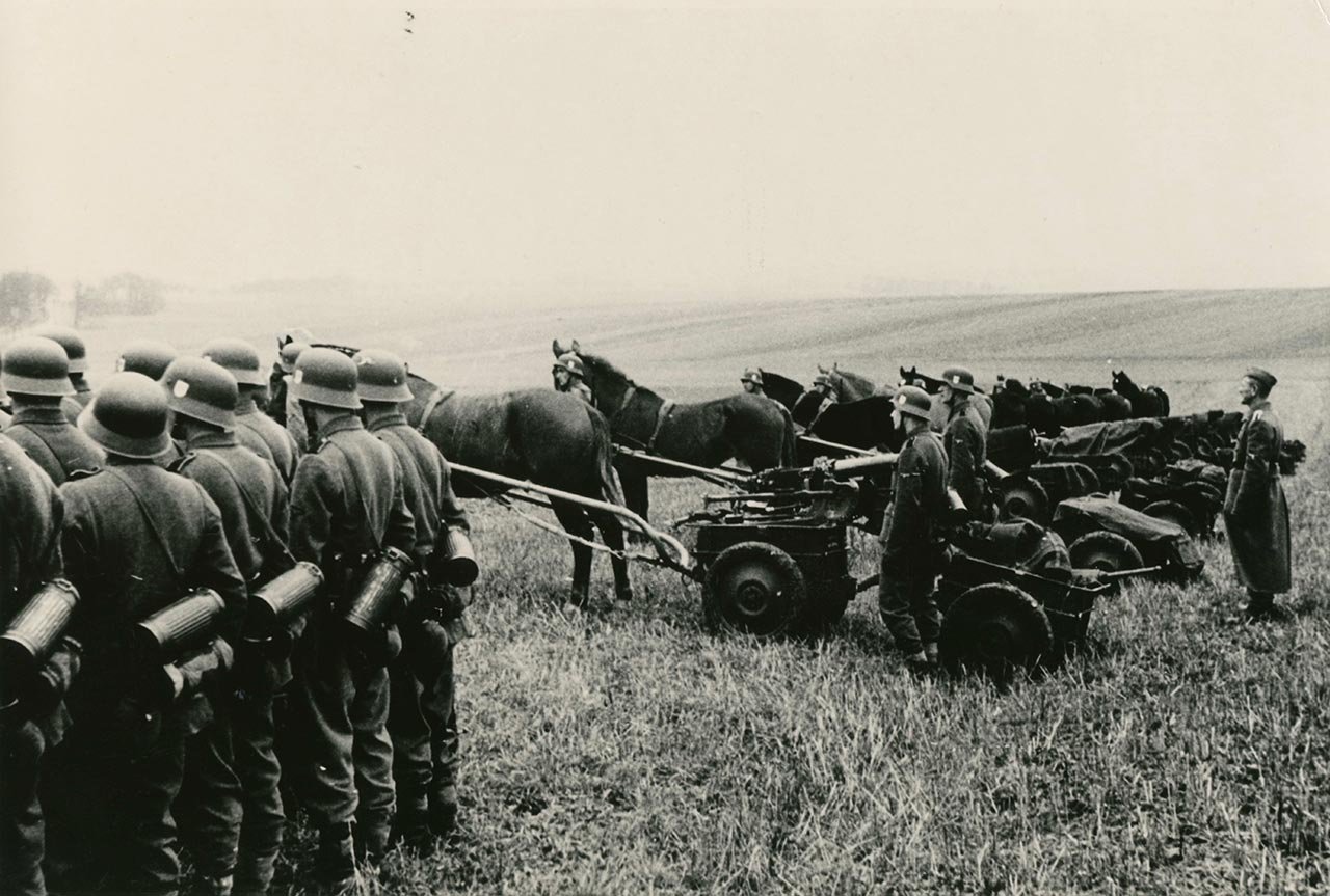 Військо зустрічали оплесками 26 2-Viddil-zv---yazku-bilya-Ozhidova.-Lipen-1944-r