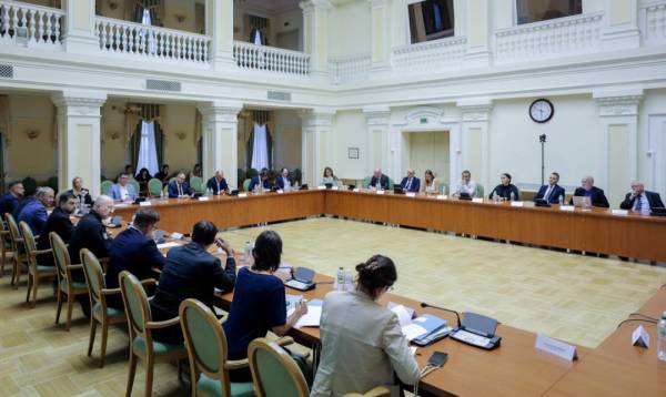 Шмигаль обговорив із представниками німецьких компаній перспективи відбудови захисної споруди на Чорнобильській АЕС. 8