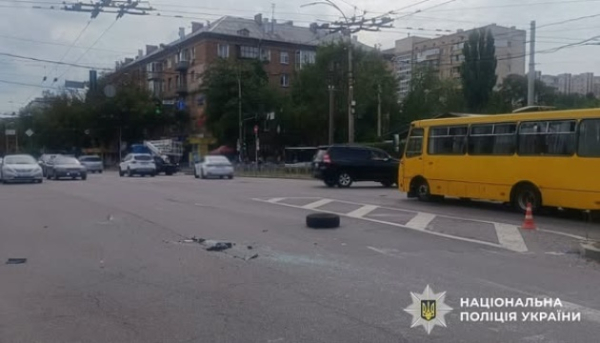У столиці сталося ДТП: автобус та легковий автомобіль зіткнулися, є вісім травмованих.