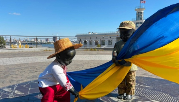 Скульптури засновників Києва одягли в нові вбрання до Дня Державного Прапора та Дня Незалежності