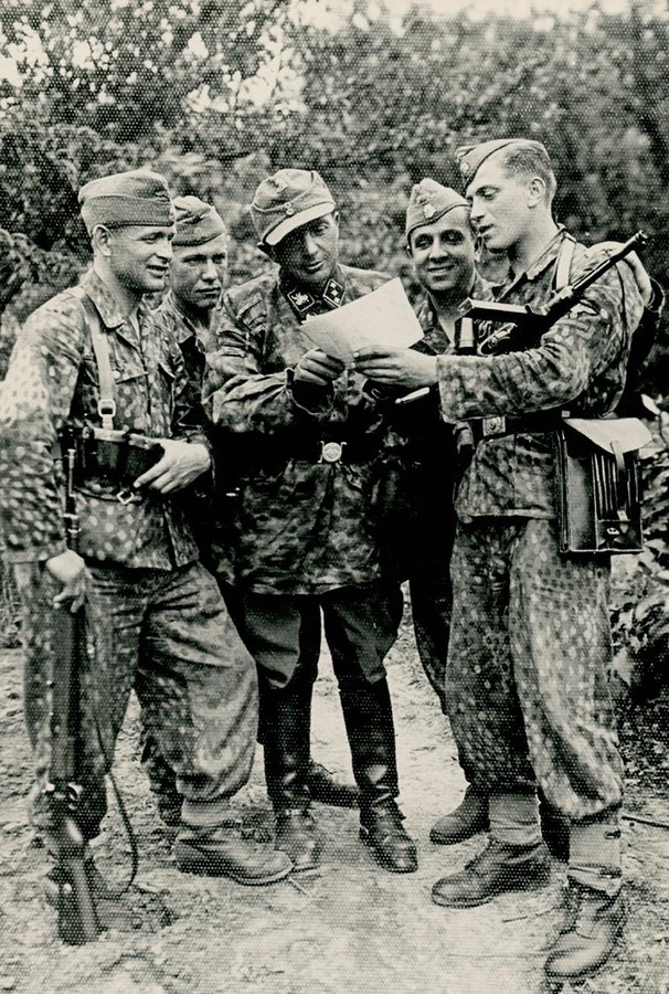 Військо зустрічали оплесками 25 1-Poruchnik-M.-Lishhinskiy-u-tovaristvi-striltsiv.-Krayniy-sprava-A.-YUzich.-Lipen-1944-r