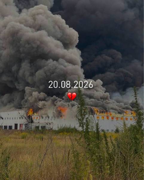 На Київщині російські війська вразили склад іншої мережі супермаркетів. 4