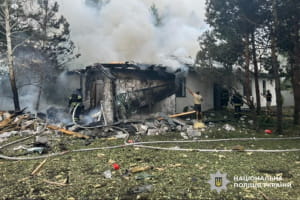 Дрони атакували Київ: влучання в житловий будинок та школу 6