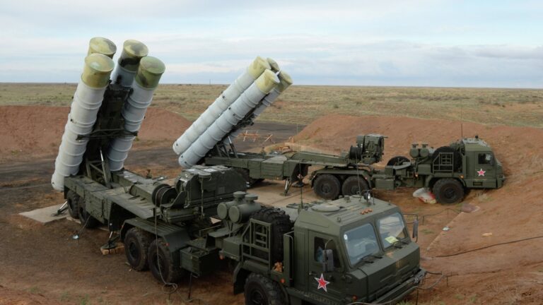 ЗСУ знищили новітні російські ЗРК С-400 та склади боєприпасів 3 ЗСУ знищили новітні російські ЗРК С-400 та склади боєприпасів 3
