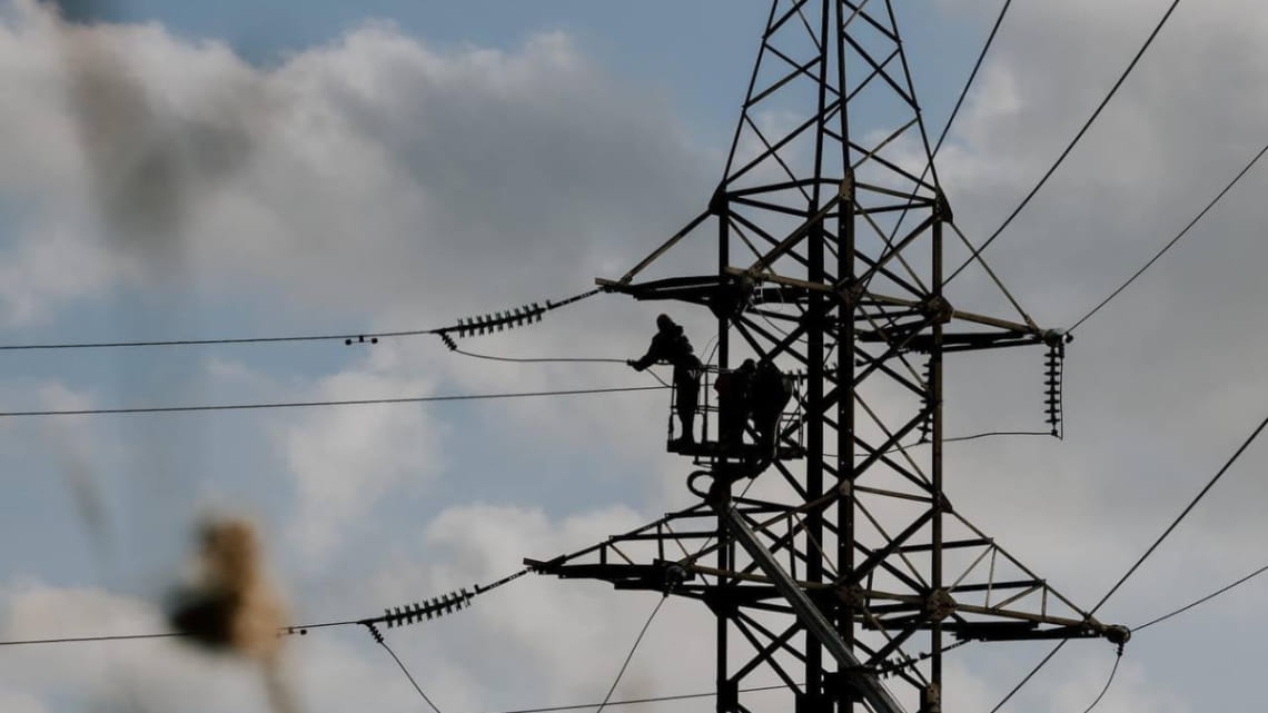 Енергетики відновлюють постачання після російських атак на електромережі 2