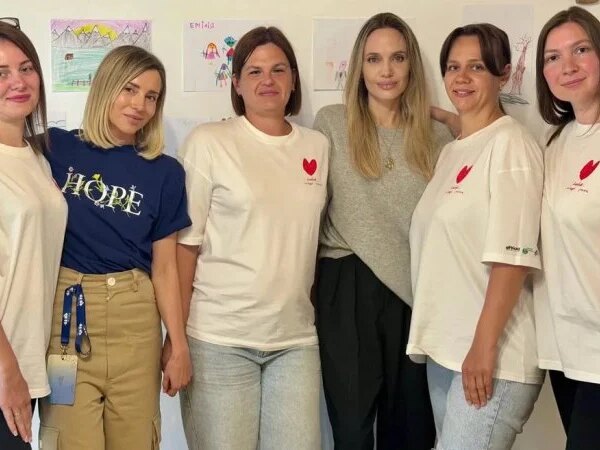 Джолі в Україні: відвідала підземні школи Харкова та подякувала родинам полонених