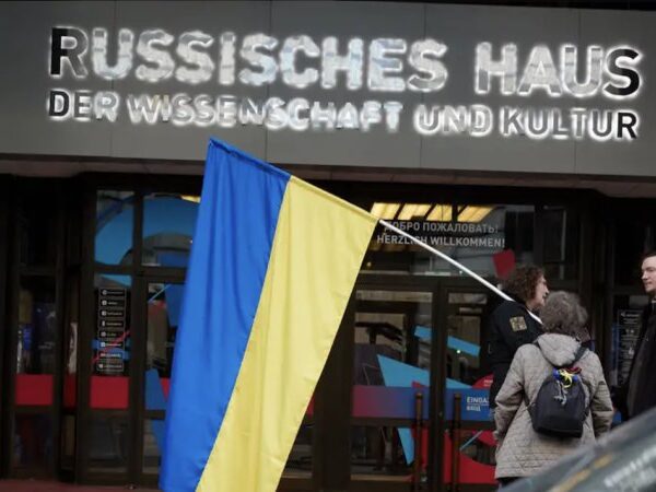 Перформанс біля Російського дому: акція з коробками для переїзду