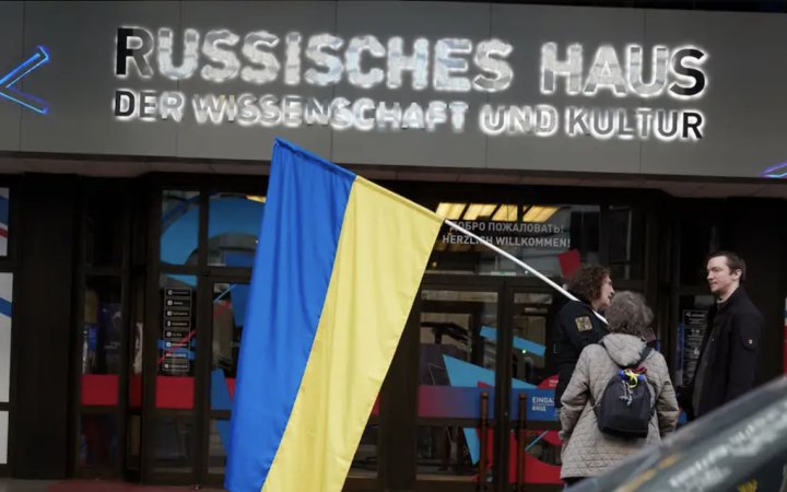 Перформанс біля Російського дому: акція з коробками для переїзду 2 Перформанс біля Російського дому: акція з коробками для переїзду 2