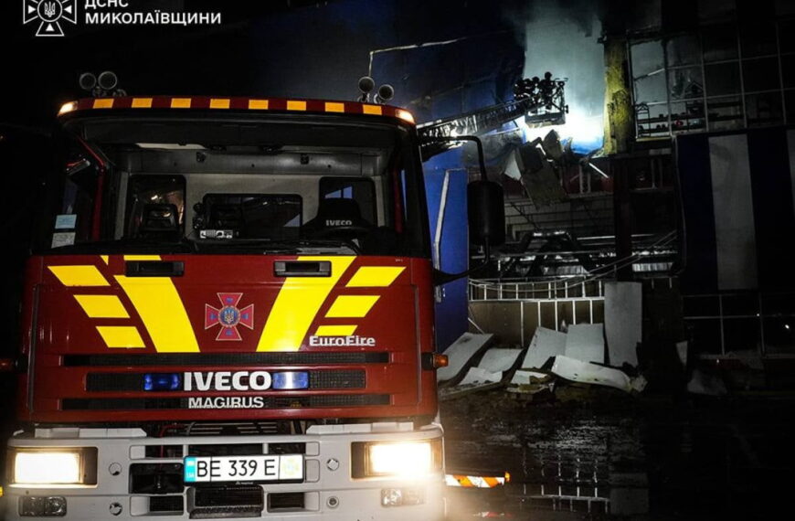Миколаїв під ворожим вогнем: окупанти вдарили по торговельному центру