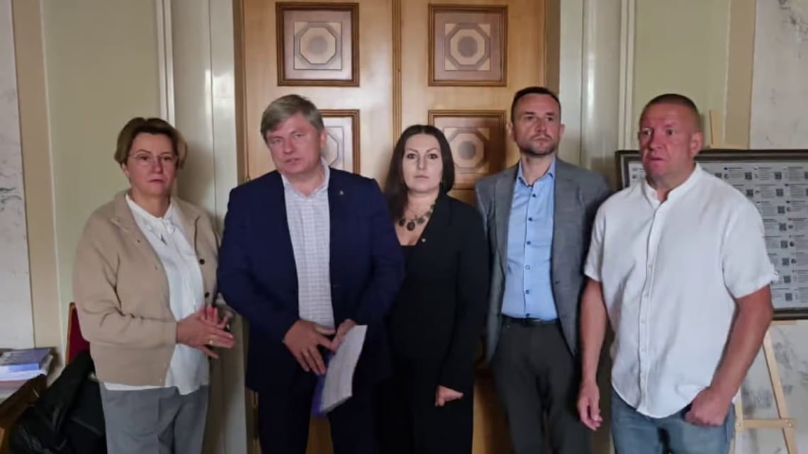 Європейська Солідарність" звинувачує у зриві засідання Верховної Ради 2 Європейська Солідарність" звинувачує у зриві засідання Верховної Ради 2