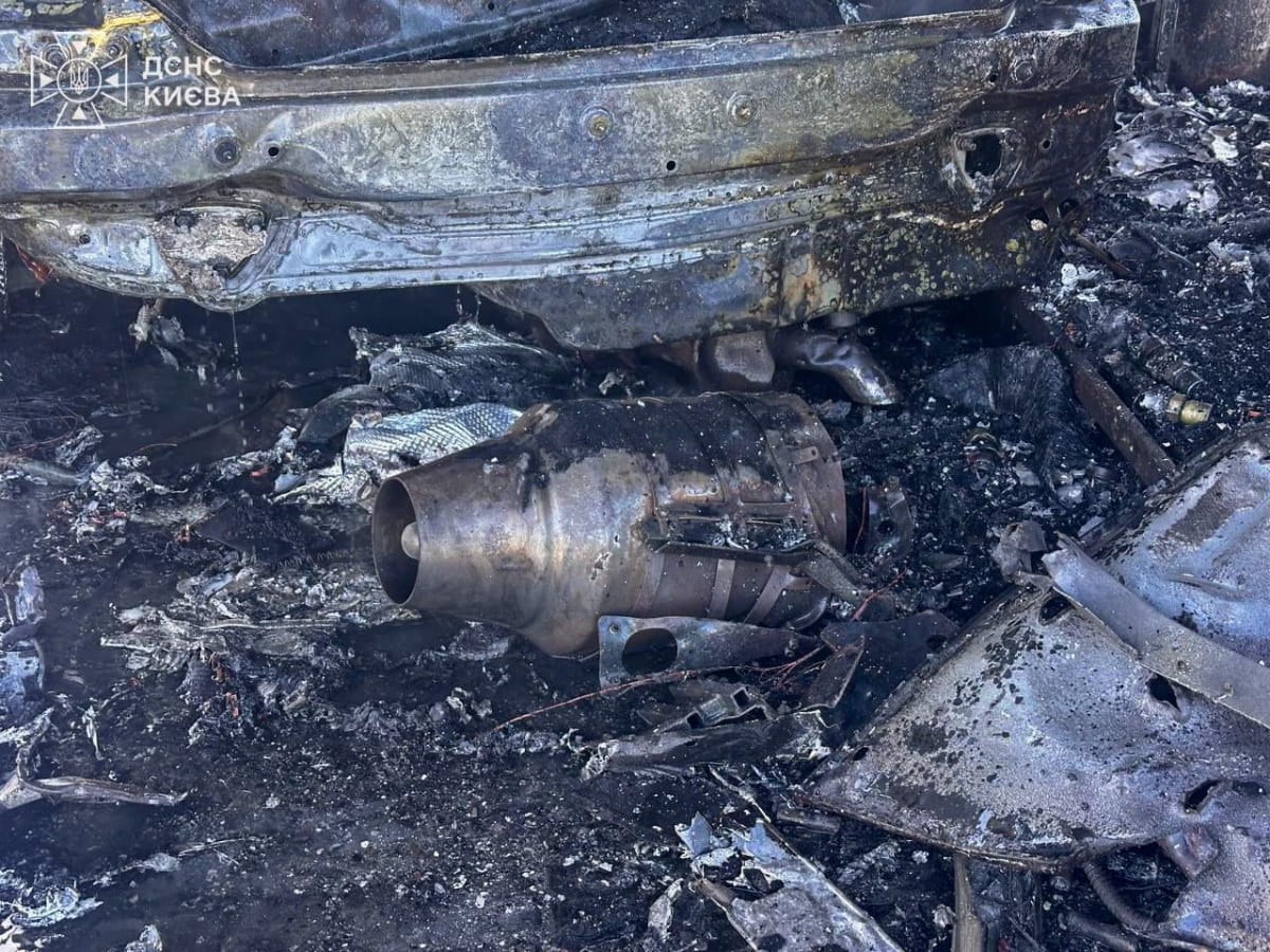 Ворог атакував столичну АЗС дроном: є постраждалі та масштабна пожежа 11 Ворог атакував столичну АЗС дроном: є постраждалі та масштабна пожежа 11