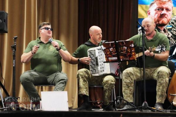 «Концертний дозор» ДПСУ з учасниками «Х-Фактора» зібрав аншлаг у Болграді 10 Виступ «Концертного дозору»