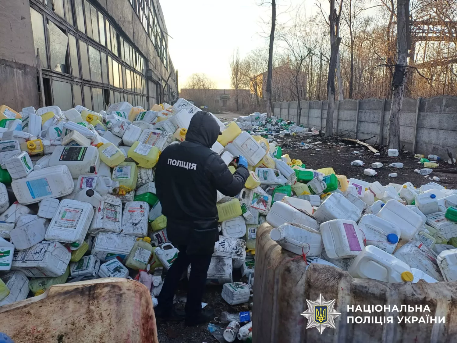 Операція «PELIGROSOS»: поліція викрила 30 екозлочинців, завдавши збитків на 60 мільйонів гривень 4 Нацполіція в межах EMPACT ENVI викрила незаконні звалища небезпечних відходів у чотирьох регіонах