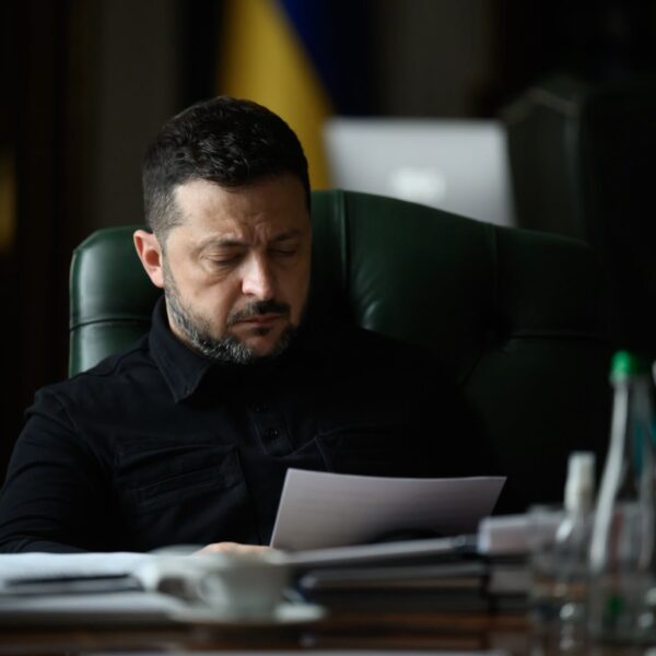 Зеленський запровадив податок на онлайн-торгівлю
