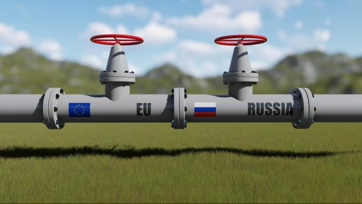 Атаки дронів на порт, дата-центр і склади маркетплейсів у Пітері, США відтермінували санкції: хроніка 1698-го дня війни 7