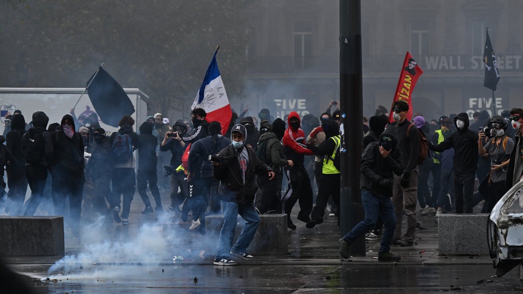 Франція охоплена протестами: що відомо про заворушення та арешти 2 Протести у Парижі, Франція, 17 жовтня 2026 рік.