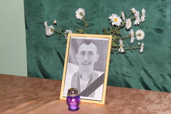 Головна 82 У Саф’янівській громаді вшанували пам’ять загиблого Героя меморіальною дошкою