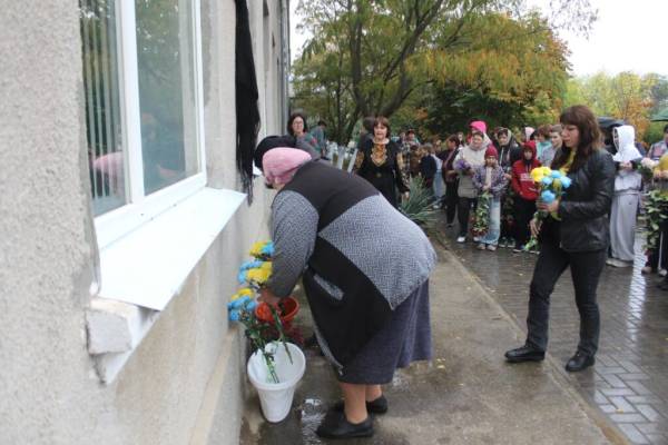 У Саф'янівській громаді вшанували пам'ять загиблого Героя меморіальною дошкою 8 Фото з події