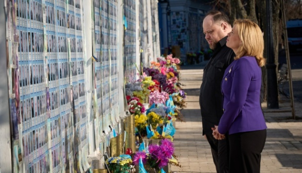 Президентка Бундестагу вшанувала пам’ять полеглих захисників України біля Стіни пам’яті у Києві