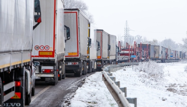 Через негоду Київ обмежив в’їзд великовантажного транспорту