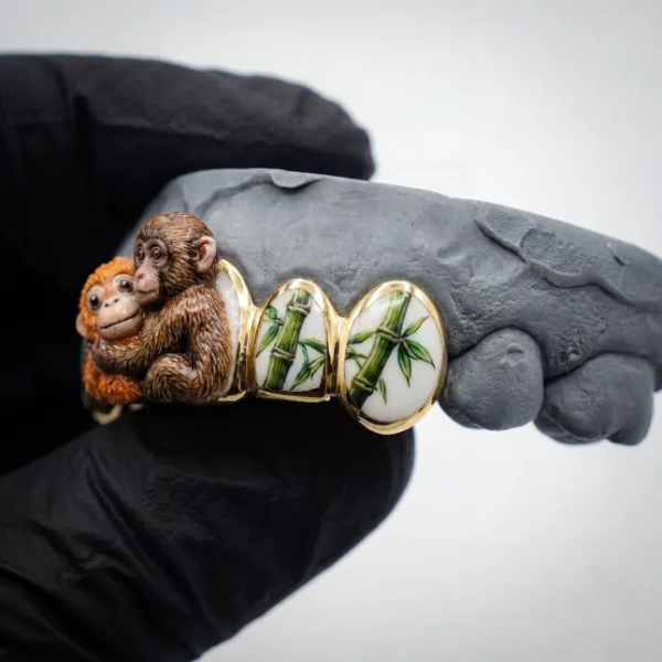 Вдарте покинуту макаку та її милого ведмедика, увічненого на золотій решітці 9 Вдарте покинуту макаку та її милого ведмедика, увічненого на золотій решітці 6