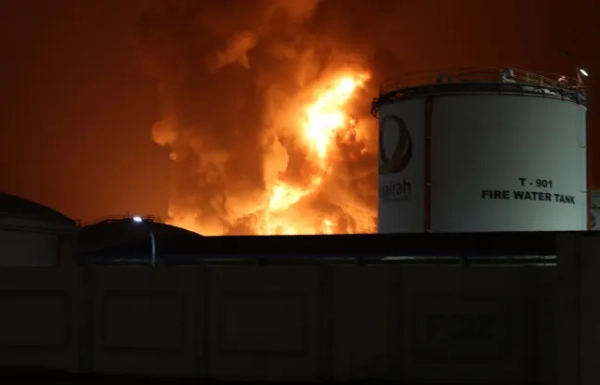 epa12795116 Полум'я спалахує під час пожежі, спричиненої уламками перехопленого безпілотника на нафтопереробному заводі у Фуджейрі, Об'єднані Арабські Емірати, 4 березня 2026 року. Іран продовжував здійснювати атаки у відповідь по всьому регіону після спільної американо-ізраїльської військової операції, яка розпочалася рано вранці 28 лютого 2026 року та була спрямована проти кількох місць по всьому Ірану. EPA/STRINGER