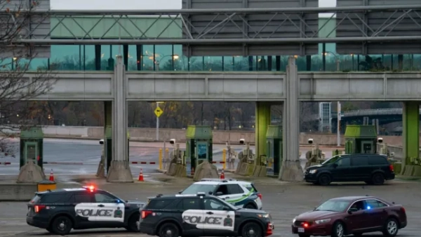 Згідно з повідомленнями, внаслідок стрілянини в середній школі Тамблер-Рідж у Британській Колумбії, Канада, може загинути до 10 людей. Влада підтвердила наявність кількох жертв у школі, ще одна людина померла дорогою до лікарні, а слідчі зараз розслідують додаткові смерті в іншому місці, які, як вважається, пов'язані між собою. Повідомляється, що підозрюваного у стрільбі знайшли мертвим від самозавданих травм. Це сталося в невеликій громаді, де всі знають одне одного – у місці, де люди ніколи не очікують такого.