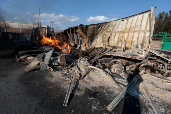 Вигляд палаючої вантажівки, ймовірно підпаленої організованими злочинними угрупованнями у відповідь на операцію з арешту високопріоритетної цілі безпеки, на шосе поблизу Акатлан-де-Хуарес, штат Халіско, Мексика, 22 лютого 2026 року. Мексиканська армія оголосила про вбивство впливового наркобарона Немесіо 