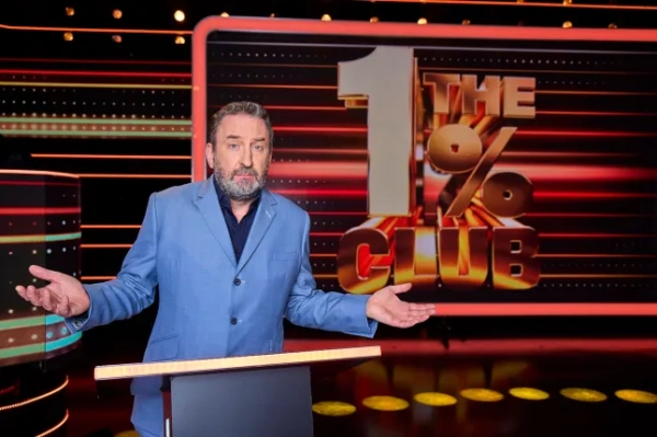 Це зображення та інформація, що міститься в ньому, суворо заборонені до 00:01 вівторка, 21 січня 2025 року. Від Magnum TV. Клуб 1%: SR4 на ITV1 та ITVX. На фото: Ведучий Лі Мак. Ця фотографія (C) Magnum TV і може бути відтворена лише для редакційних цілей безпосередньо у зв'язку з програмою чи подією, згаданою вище, або ITV plc. Цю фотографію не можна маніпулювати [за винятком базового кадрування] таким чином, щоб змінити зовнішній вигляд сфотографованої особи, що ITV plc Picture Desk вважає шкідливим або недоречним. Цю фотографію не можна поширювати в будь-якій іншій компанії, виданні чи на веб-сайті, або постійно архівувати без письмового дозволу ITV Picture Desk. Повні умови та положення доступні на веб-сайті www.itv.com/presscentre/itvpictures/terms.