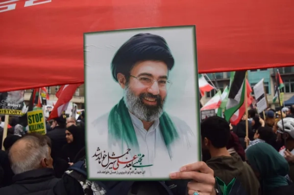 Ізраїль «знає», де знаходиться лідер Ірану, після того, як Трамп заявив про його смерть 6 Обов'язкове джерело: Фото Вука Валчича/ZUMA Press Wire/Shutterstock (16775309c) Протестувальник тримає фотографію Моджтаби Хаменеї під час мітингу з нагоди Дня Аль-Кудс на набережній Альберта. Щорічний протест, спочатку запланований як марш, був перетворений на статичний мітинг після заборони маршу урядом. Мітинг з нагоди Дня Аль-Кудс у Лондоні, Англія, Велика Британія - 15 березня 2026 року