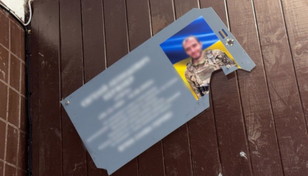 У Києві притягнули до відповідальності чоловіка, який пошкодив меморіальну дошку на честь загиблого воїна