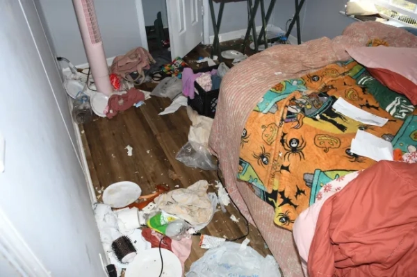 Мати та вітчим зіткнулися звинуваченнями у жорстокому поводженні з дітьми після того, як чиновники заявили, що вони переїхали до Флориди, залишивши свою 14-річну доньку в Алабамі майже рік жити самій. За даними офісу шерифа округу Мобіл, підліток залишився жити сам із сімома собаками в мобільному будинку, покритому сечею, фекаліями, тарганами та сміттям. За словами чиновників, одну з собак знайшли мертвою в шафі. Батьків звинувачують у переїзді за годину їзди до Пенсаколи, штат Флорида, зі свого будинку в окрузі Мобіл у лютому минулого року. Розслідування розпочалося в неділю, коли співробітники магазину Dollar General викликали поліцію, оскільки побачили, як дівчинка спотикається дорогою перед магазином. За словами помічників шерифа, дівчинка відчувала запаморочення та біль у шлунку. Її доставили до лікарні для надання допомоги, де її опитали детективи. Під час допиту дівчинка сказала, що живе сама зі своїми собаками в мобільному будинку приблизно з лютого минулого року – приблизно на свій 14-й день народження, повідомляє офіс шерифа. За словами офіційних осіб, дівчинка розповіла їм, що її мати, Маршель Лінн Пертілла, та вітчим, Юджин Медрано, переїхали до Пенсаколи, і що востаннє вона бачила їх 31 жовтня. Дитина розповіла владі, що спілкування з батьками відбувалося переважно через Snapchat, а мати надсилала їжу через DoorDash або Walmart. У понеділок офіс шерифа та служба контролю за тваринами Prichard Animal виконали ордер на обшук у будинку, де жила дівчинка. Посадовці повідомили, що внутрішня частина причепа була вкрита сечею, фекаліями, тарганами та сміттям. На території було знайдено сім собак, зокрема одну собаку, яку знайшли мертвою в шафі. Решту собак забрали співробітники служби контролю за тваринами Prichard Animal Control. Детективи також знайшли рукописний лист від дівчинки під назвою «Скільки разів мама каже мені, що не може мене забрати!?». Повідомляється, що в листі було 87 позначок. Детективи знайшли батьків та допитали їх. В офісі шерифа повідомили, що коли Пертіллу запитали, чому її доньку залишили саму, вона заявила, що це тому, що дівчинка не хотіла залишати своїх тварин-помічників. Незрозуміло, чи були серед знайдених у будинку собаки-помічники. Матері та вітчиму висунули звинувачення у жорстокому поводженні з дітьми та тваринами. Їх доставили до в'язниці округу Мобіл.