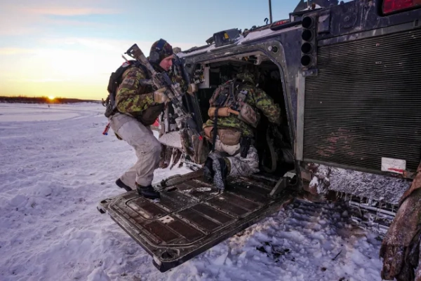 Естонські солдати на полігоні Тапа в Естонії, де вони працюють разом із британськими солдатами, які беруть участь у Зимовому таборі навчань, що є частиною операції «Кабріт» – внеску Великої Британії до Передових сухопутних сил НАТО в Естонії та Польщі. Дата фото: понеділок, 2 лютого 2026 року. Фото PA. Автор фото: Бен Бірчелл/PA Wire.