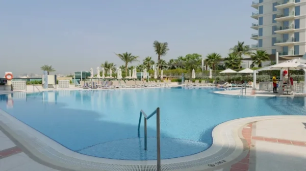 Дубайський пляж Джамерія сьогодні. Туристи скасували бронювання через ситуацію на Близькому Сході. Бронювання готелів постраждало, і тепер заклади закриваються через брак відвідувачів.