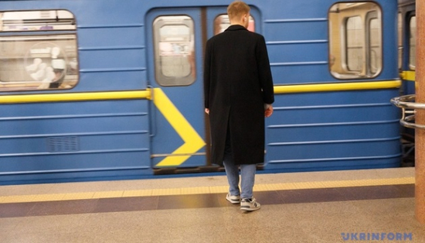 У Києві через знеструмлення зупинились поїзди і ескалатори метро