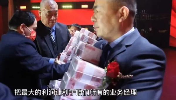 15594415 Дякую, босе! Китайська компанія накопичила 26 мільйонів доларів бонусів на вечірці наприкінці року, співробітники винесли стільки, скільки могли нести. Компанія Henan Kuangshan Crane Co., Ltd. стала вірусною в китайських соціальних мережах після того, як її директор вирішив роздати 22 мільйони євро бонусів, 7,3 з яких були вручені на заході зі спеціальною умовою, що співробітники повинні взяти стільки грошей, скільки вони можуть нести в руках. Свято, на якому відбувся цей незвичайний розподіл, відбулося 13 лютого. Було встановлено 800 столів, щоб вмістити приблизно 7000 осіб. https://x.com/search?q=chinesebonuses&src=typed_query https://x.com/XueJia24682/status/2022262186517938461 https://x.com/JackJunnn/status/2022377005967400963/photo/1