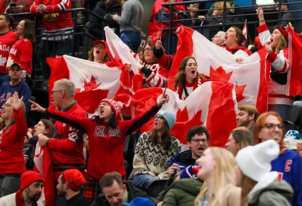 МІЛАН, ІТАЛІЯ – 10 ЛЮТОГО: Вболівальники збірної Канади аплодують під час матчу попередньої жіночої групи А між збірними США та Канади на четвертий день Зимових Олімпійських ігор 2026 року в Мілані, Італія, на хокейній арені Milano Santa Giulia Ice Arena 10 лютого 2026 року в Мілані, Італія. (Фото Брюса Беннетта/Getty Images)