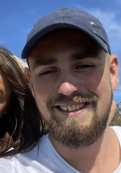 Історія від Jam Press (Молодий британець потонув). На фото: Джеймс Вінклз. Молодятий британець трагічно потонув під час своєї омріяної відпустки. Джеймс Вінклз, який приїхав з острова Вайт, як повідомляється, відвідував прибережний курорт з групою друзів, включаючи свою наречену дружину. Його тіло було знайдено на пляжі Ель-Лагіто в Картахені, Колумбія, вчора вранці (22 березня). За даними місцевих ЗМІ, Джеймс провів у місті, розташованому на карибському узбережжі Колумбії, 12 днів. Повідомляється, що він зупинявся в розкішному готелі в районі Ель-Лагіто, щоб відсвяткувати своє весілля з друзями. 30-річний чоловік зник безвісти напередодні ввечері, нібито зайшовши у воду за несприятливих погодних та морських умов. Його тіло було знайдено біля берегової лінії, воно плавало обличчям вниз у воді близько 7 ранку. Служби екстреної допомоги, що прибули на місце події, підтвердили, що турист не має життєво важливих ознак. Його тіло було доставлено до найближчого моргу для встановлення обставин, що призвели до його ймовірного утоплення. Розслідування смерті британського туриста триває. Джеймс, який працював у сімейному автосалоні в Райді, став другою людиною, яка втонула біля узбережжя пляжу Ель-Лагіто цього року. 7 лютого 21-річного шеф-кухаря Семюеля Пе'атеса Кортіну змило водою під час купання в морі зі своєю дівчиною, як повідомляє NeedToKnow. Його тіло було знайдено через три дні на пляжі острова Тьєрра-Бомба. Влада закликала плавців бути обережними під час заходу у воду. Вони сказали уникати заходу в море, якщо вітер сильний, а хвилі перевищують 1,9 метра заввишки, почекати деякий час після їжі та уникати надмірного вживання алкоголю. КІНЕЦЬ ПРИМІТКИ РЕДАКТОРА: Ліцензія на використання: (СОЦІАЛЬНІ МЕРЕЖІ) Ми отримали цей матеріал з перевіреного облікового запису в соціальних мережах і звернулися до власника. Обмеження використання: Jam Press несе всю відповідальність за використання лише на новинних порталах, використання в соціальних мережах, таких як Facebook і YouTube, не гарантується.